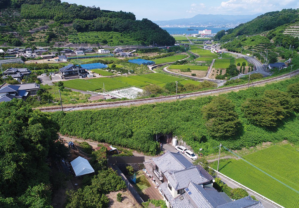 千々石ミゲル夫妻伊木力墓所(左下白テント) と大村湾を南側上空